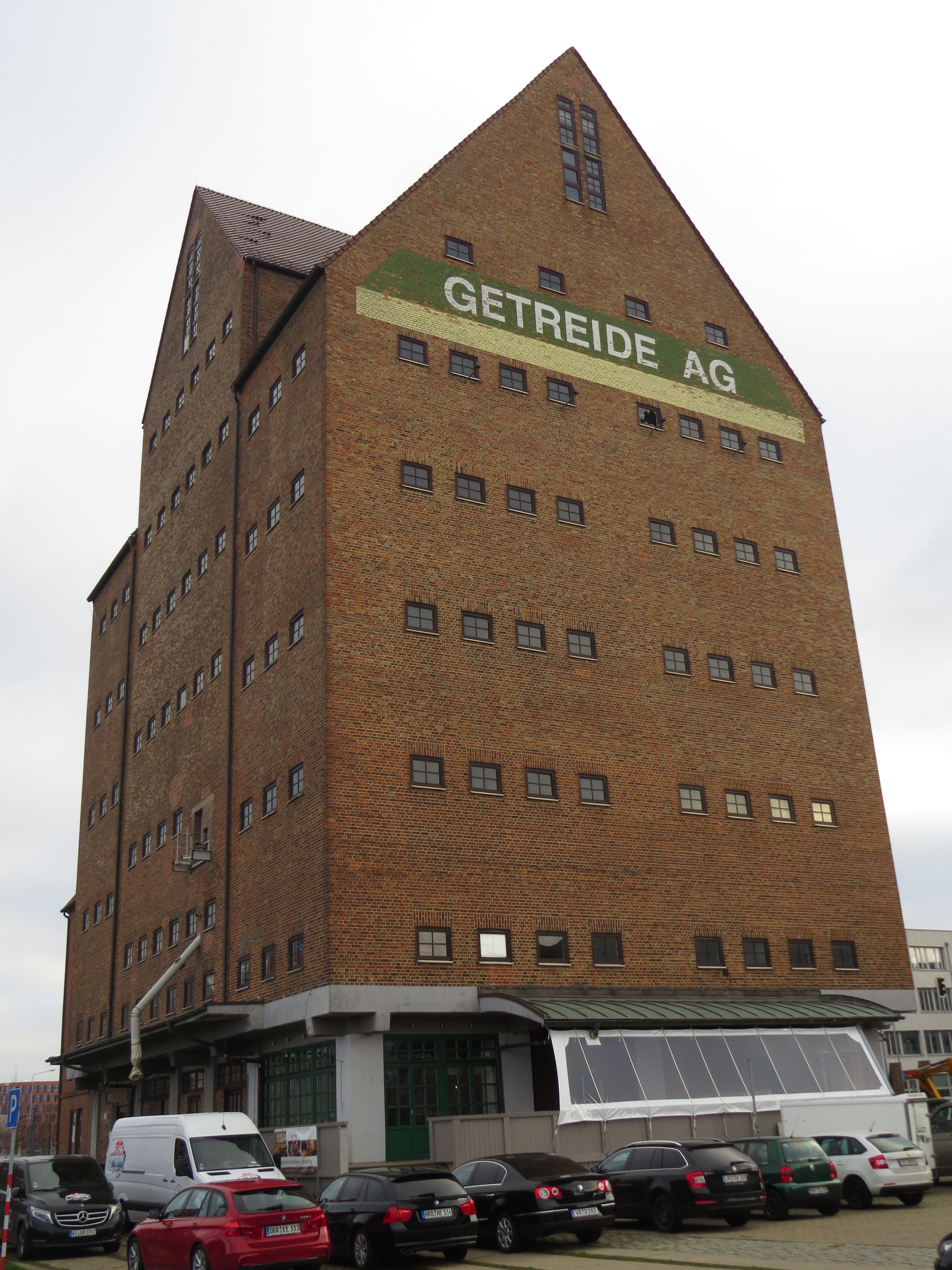 Silo 2 - Parkhaus, Erschließung über Pkw-Aufzug